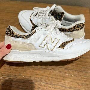 New balance tennis shoes